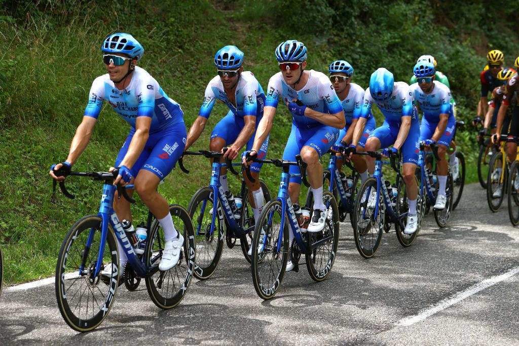 LAUSANNE SWITZERLAND JULY 09 LR Jack Bauer of New Zealand Luke Durbridge of Australia and Team BikeExchange Jayco with teammates compete during the 109th Tour de France 2022 Stage 8 a 1863km stage from Dole to Lausanne Cte du Stade olympique 602m TDF2022 WorldTour on July 09 2022 in Lausanne Switzerland Photo by Michael SteeleGetty Images