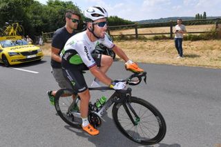 Mark Cavendish gets a push after a mechanical