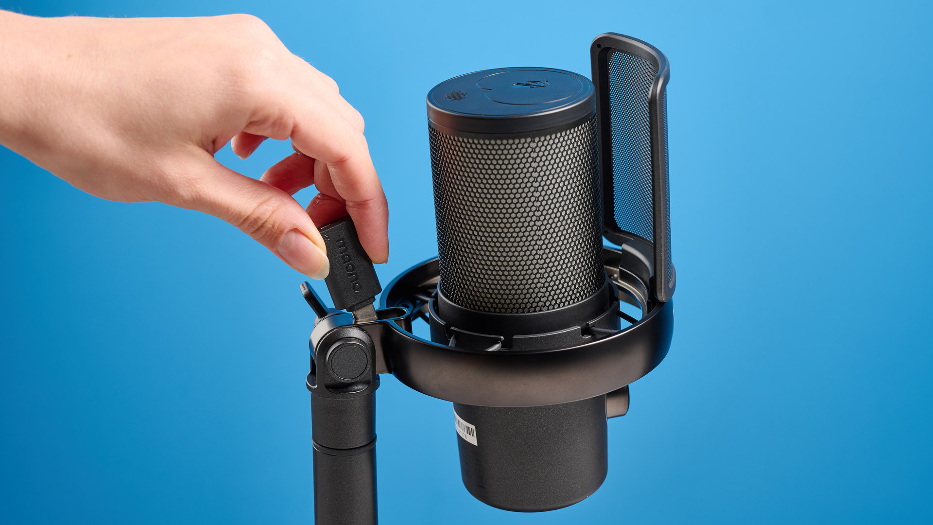 the maono dm40 pro microphone with an RGB panel and a built in pop filter with usb-c connectivity and wireless connectivity