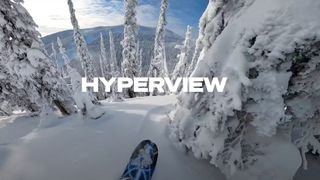 En person som kjører snowboard med GoPro Hero 11 Black.