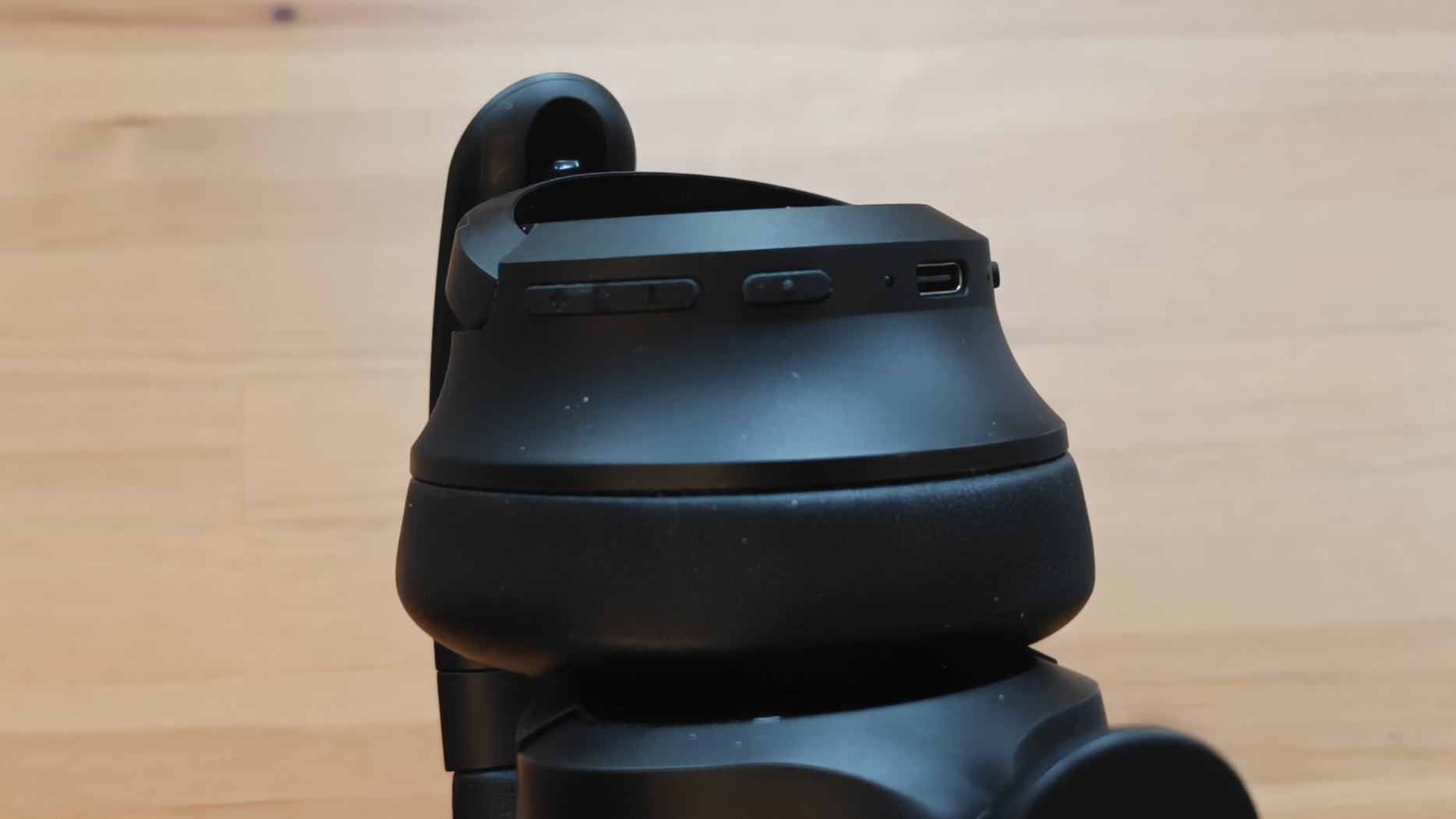 OneOdio Focus A1 Pro على طاولة خشبية.