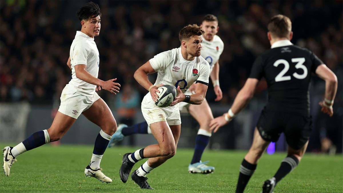 England&#039;s Henry Slade runs with the ball in the second test against New Zealand in July 2024.