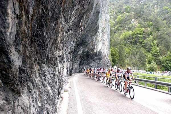 CSC leads the way during stage 16 to Trente Monte Bondone