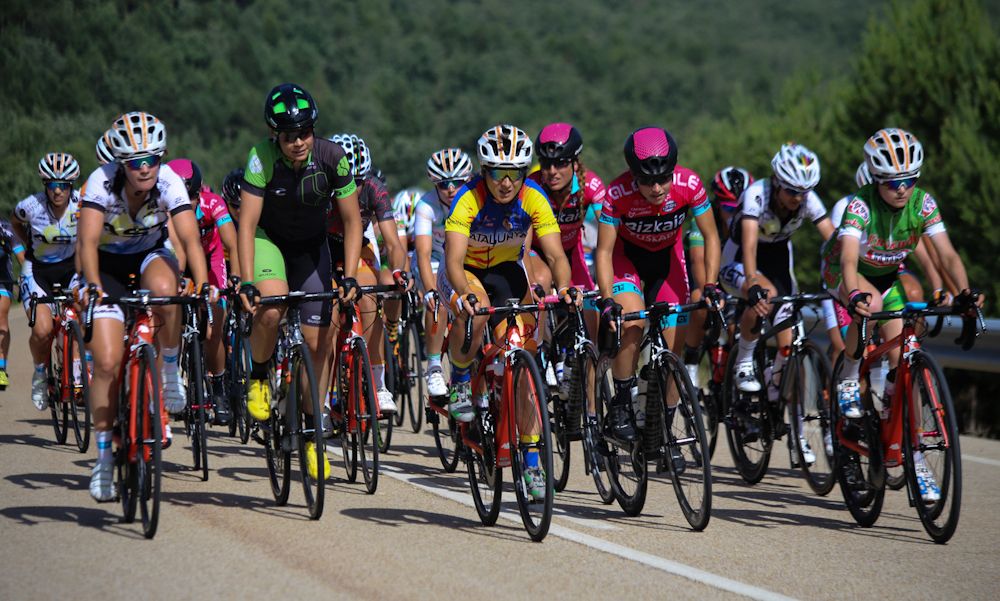 The bunch took it easy for most of the day, awaiting for Bizkaia-Durango to spice things up