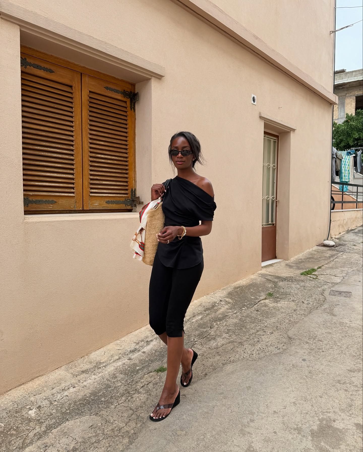 @_livmadeline wearing capris and a wedge sandals.