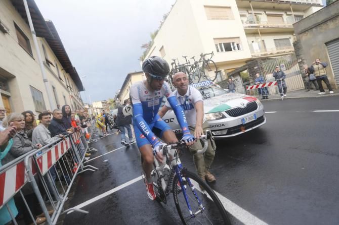 Paolo Bettini pushes Vincenzo Nibali back into the fray after a crash in the elite men's world championship road race