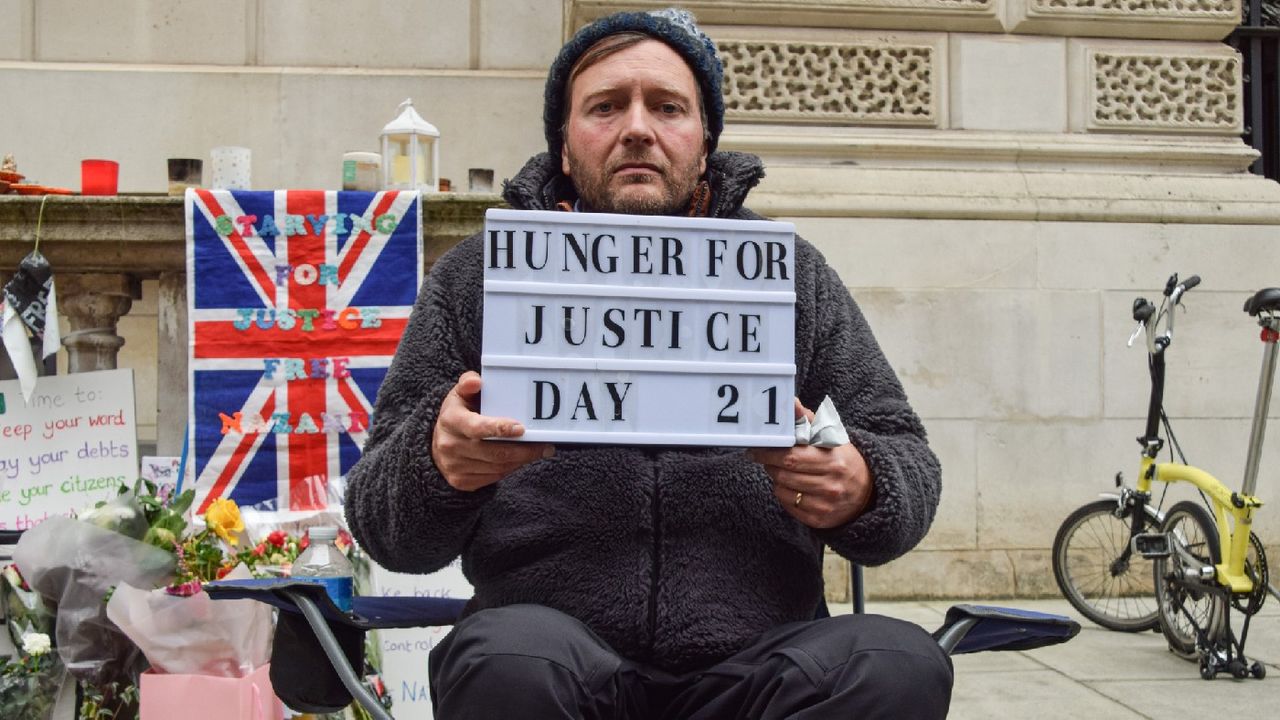 Richard Ratcliffe with a sign reading &amp;#039;Hunger for justice day 21&amp;#039;