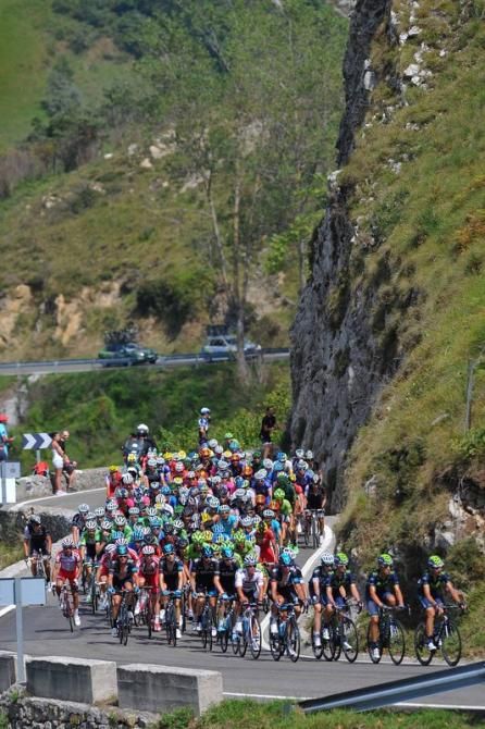 The peloton on the Collada de la Hoz climb