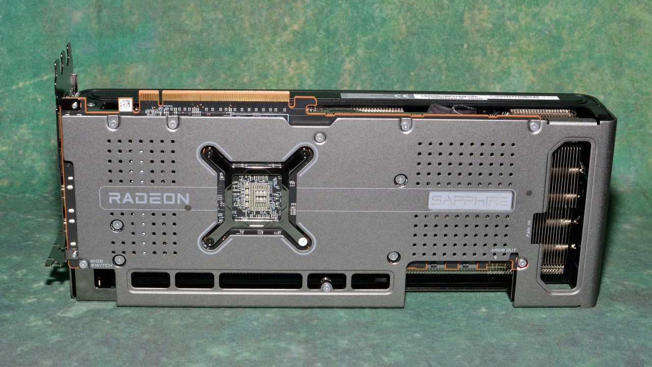 Sapphire RX 7800 XT Nitro+ charts and images