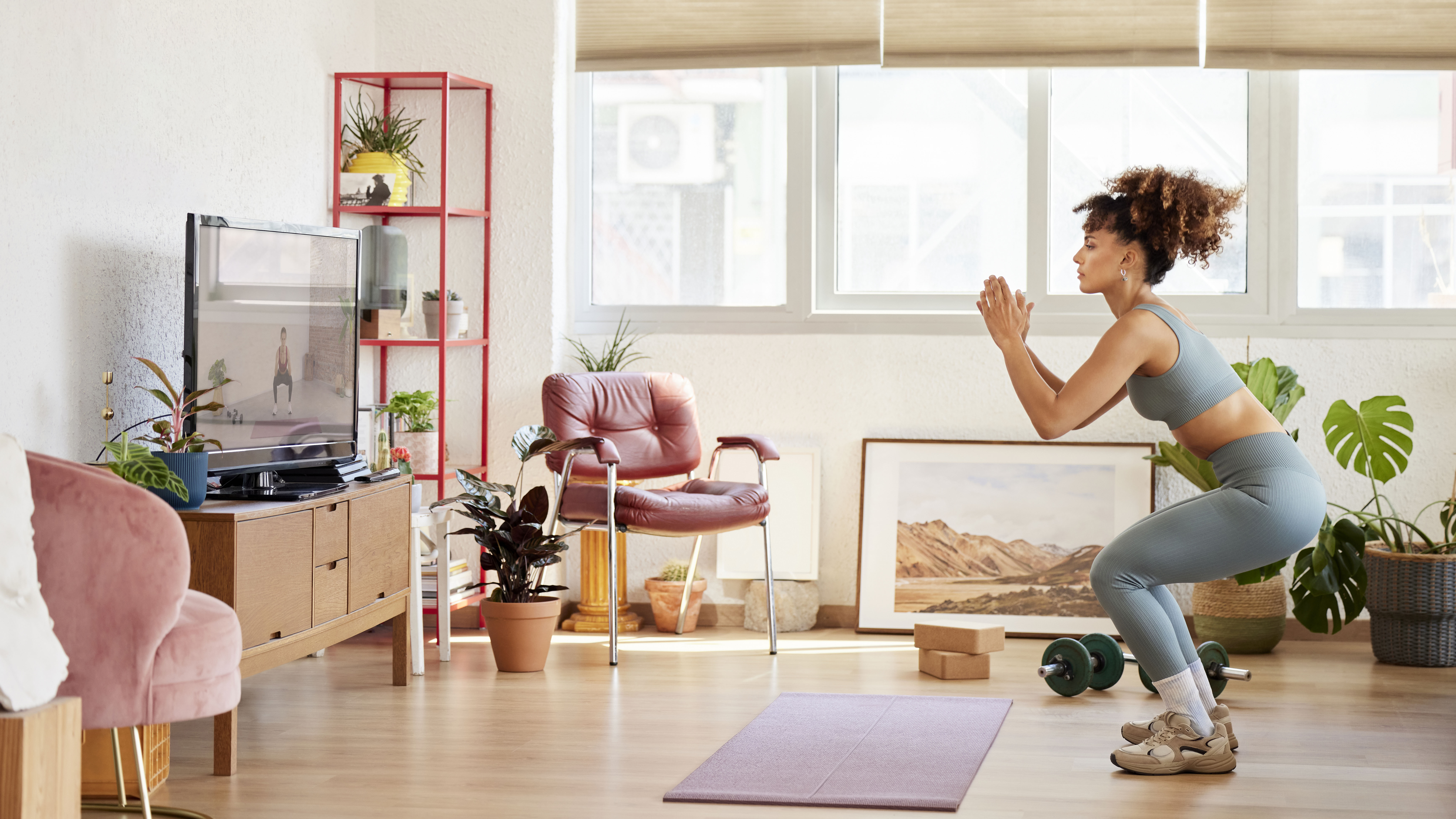 Mujer haciendo sentadillas en casa