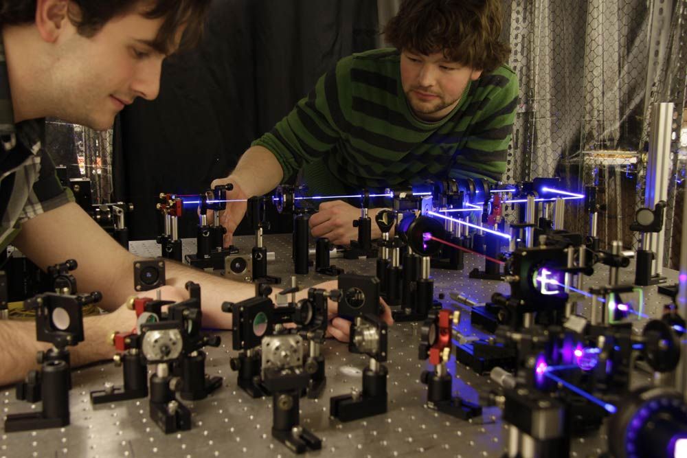 Univ. of Toronto students study entangled photons