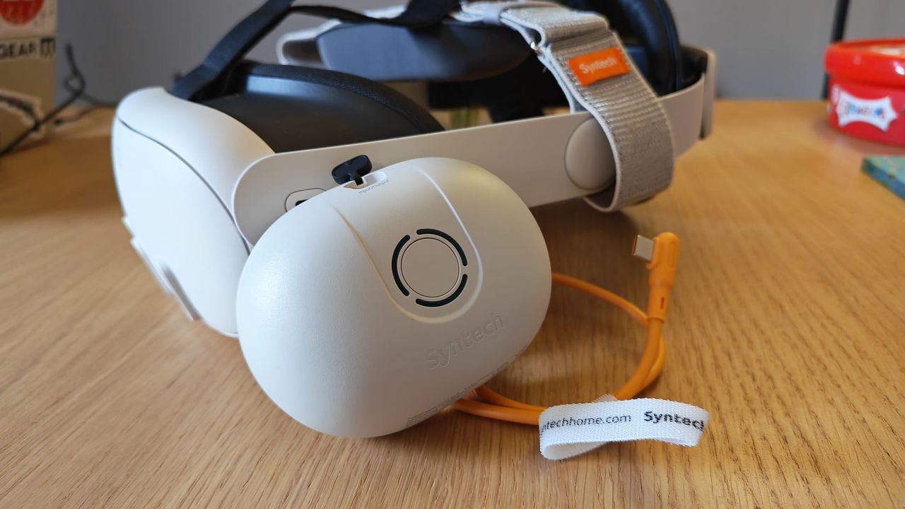 The battery pack on the Syntech Elite Head Strap for Quest 3