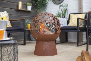 Fire pit ideas in rust: rustic style patio space