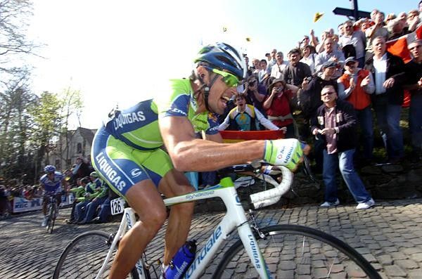 Manuel Quinziato (Liquigas) fights on the Muur.