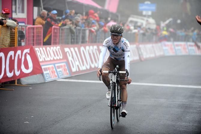 Carlos Betancur takes third.