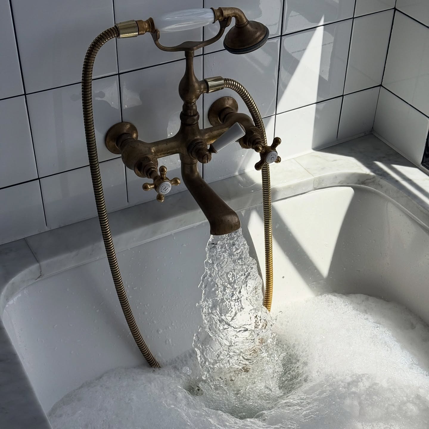 An image of running water in a bathtub.