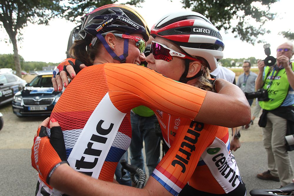 Dutch teammates congratulate Anna van der Breggen