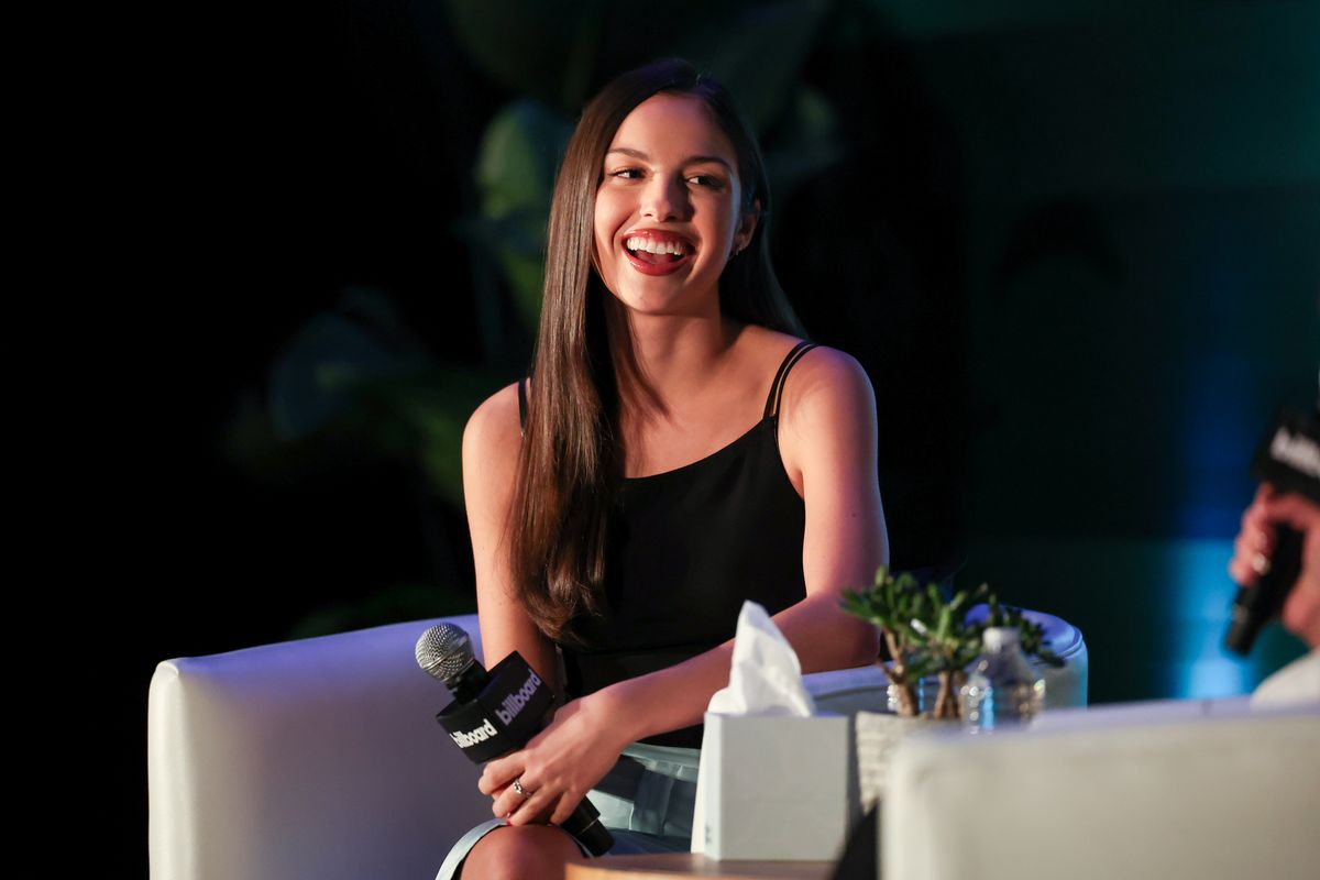 Olivia Rodrigo laisse son string et sa jupe crayon Gucci de l'année 2000 parler au Billboard Live Music Summit