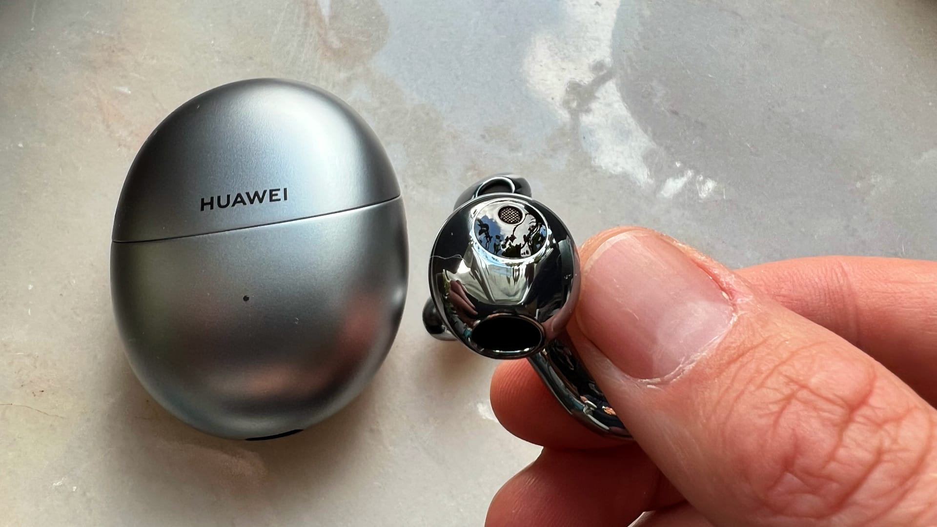 Huawei Freebuds 5 mot marmorbord