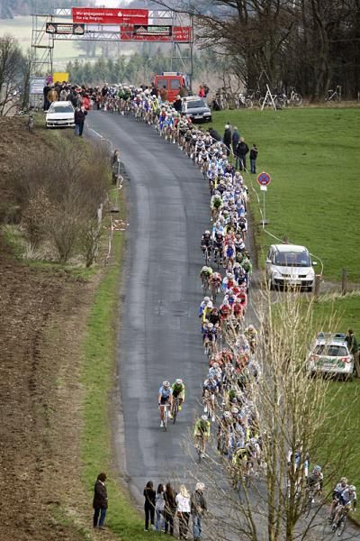 The peloton stretches out during the Rund um K&ouml;ln.