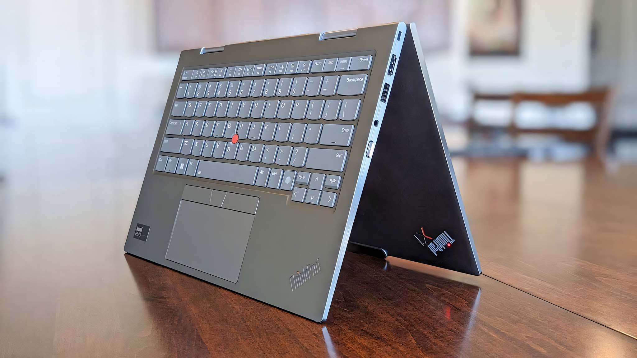 Последний ноутбук Lenovo ThinkPad X1 2-в-1 отличается универсальным дизайном и длительным временем автономной работы, что позволяет избежать некоторых разочарований.