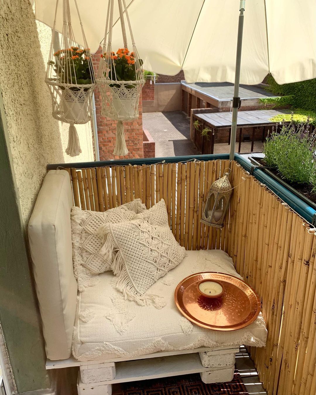 Balkon apartemen boho dengan tanaman gantung