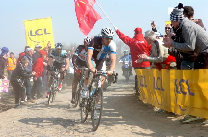 Sep Vanmarcke (Blanco) sets the pace