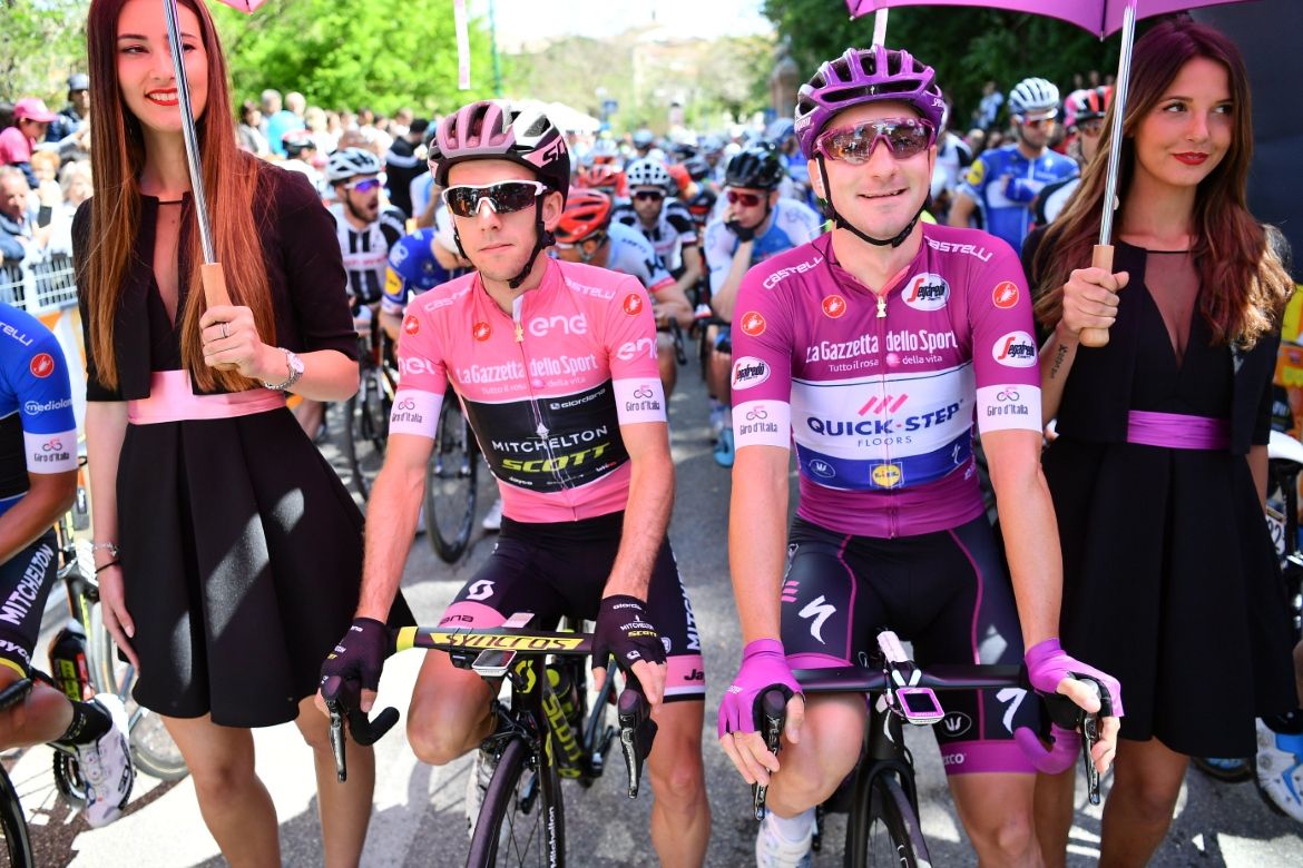 Simon Yates and Elia Viviani wait on the start line
