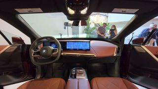 Una vista completa del tablero del BMW iX