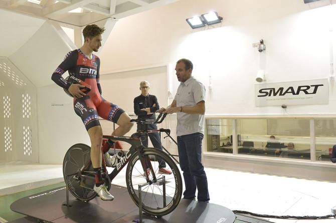 Peiper watches on as Smart and Phinney discuss the day's aims