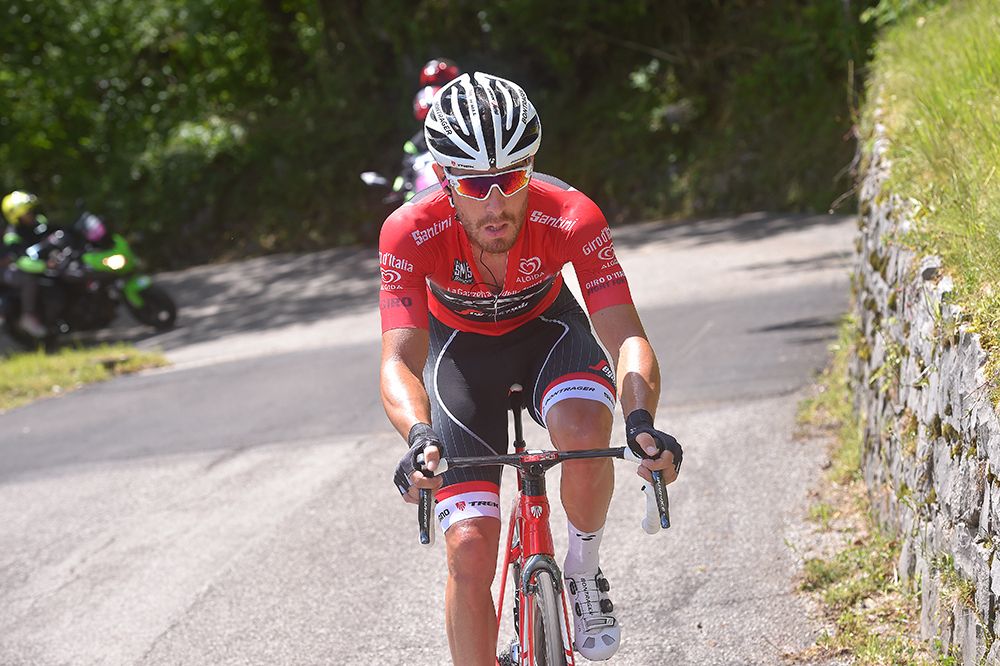 Giacomo Nizzolo wearing the red points classification jersery
