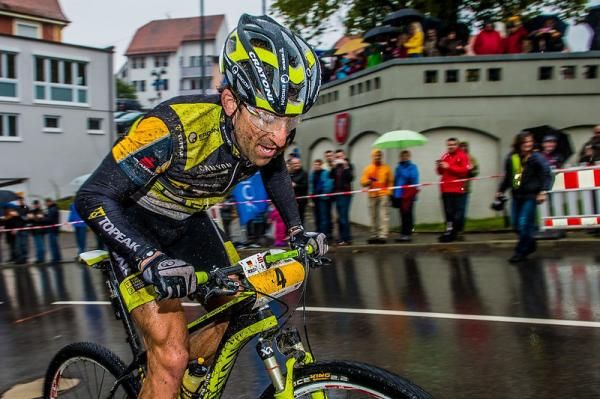 Alban Lakata heads toward the line