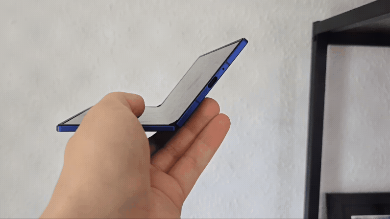 Samsung Z Fold 7 opening under its own weight