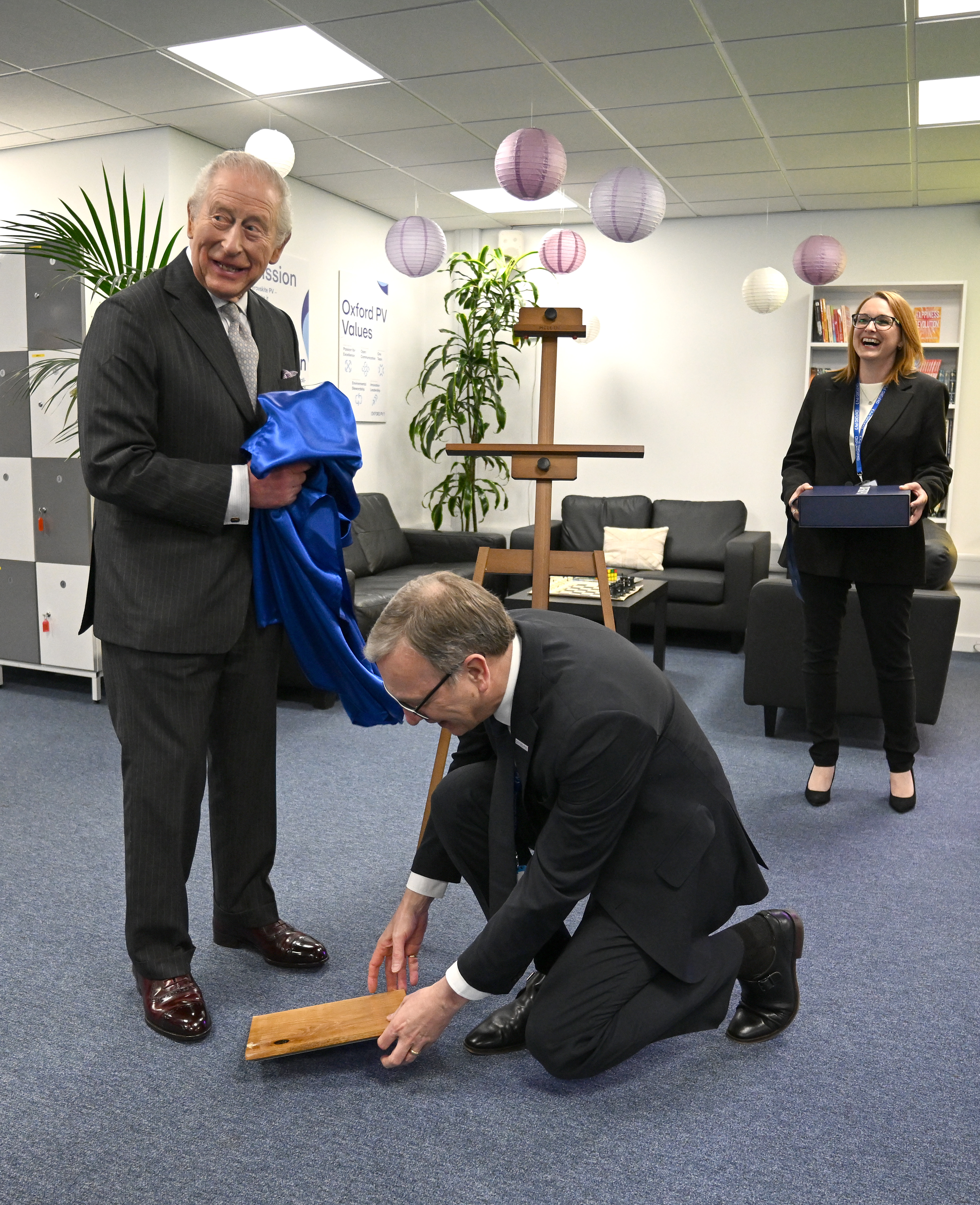 King Charles makes an error and drops a plaque and looks embarrassed