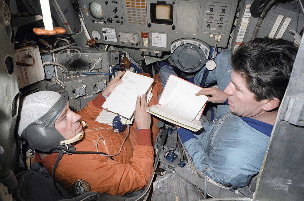 Kosmonaut Valery Ryumin (in het blauw) traint met Vladimir Lyakhov voor hun Sojoez 32-missie naar het Salyut 6-ruimtestation.