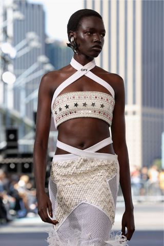 Modelo con un toque llamativo, un look de belleza clave para el mes de la moda primavera/verano 2025, en la pasarela de Off-White