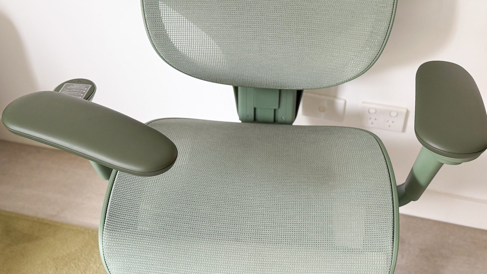 Armpads on the ErgoTune Vesby office chair where one is angled forwards and the other is straight