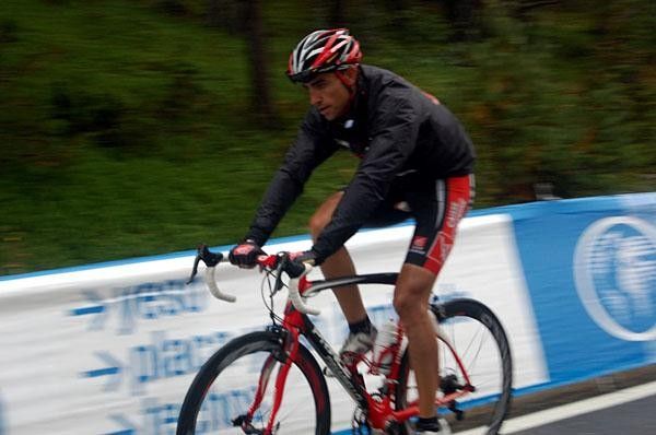 Imanol Erviti (Caisse d'Epargne) preferred his rain jacket on the way up.