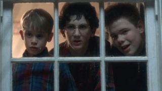 Macaulay Culkin, Jedidiah Cohen, and Devin Ratray look out of a window together in Home Alone.