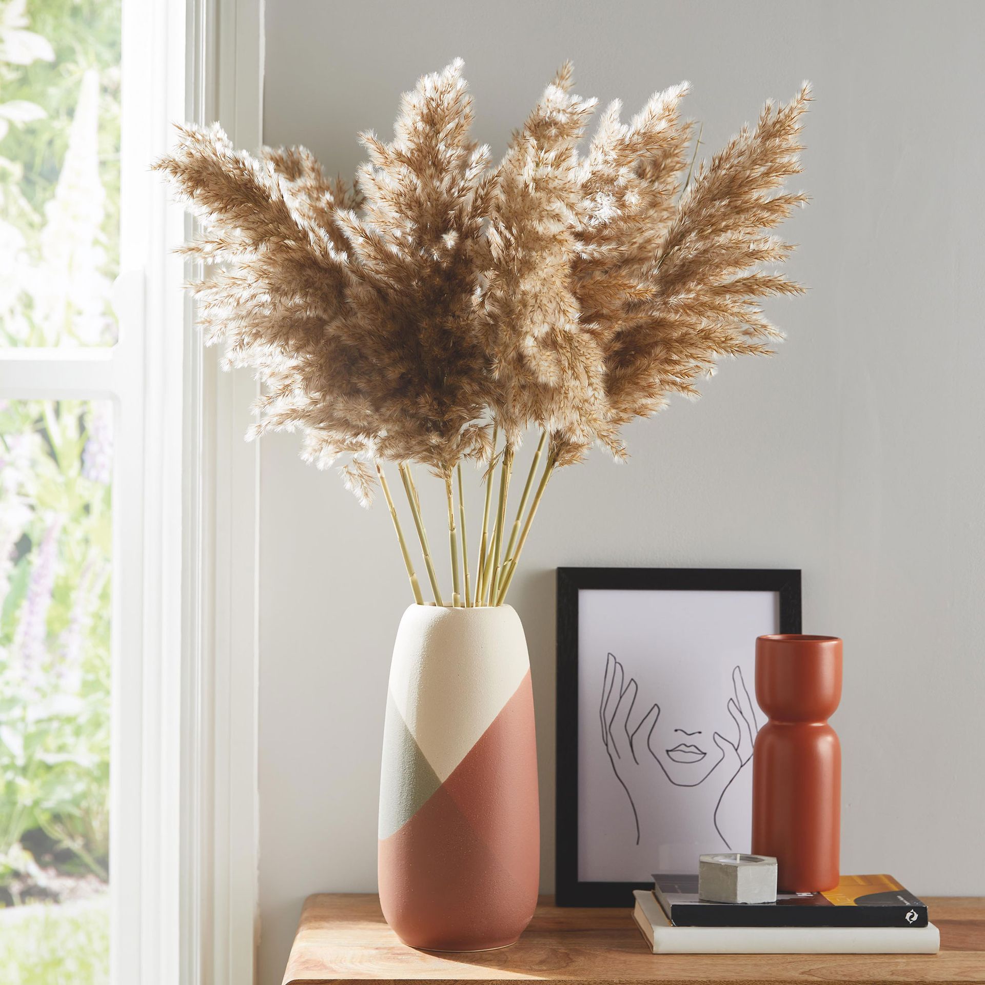 Bunch of pampas grass in vase