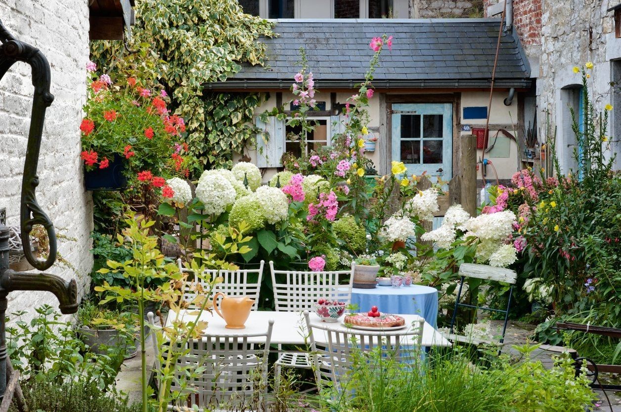 Love your garden. Палисадник Прованс. Французский Прованс сельский дворик. Палисадники в Англии. Палисадник в стиле Прованс.