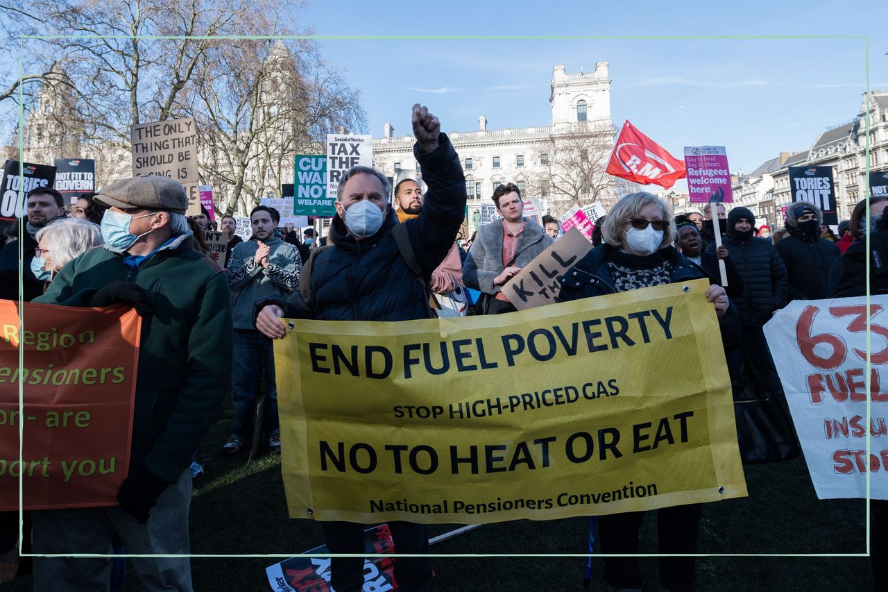 Protesters on Paliament Square holding a banner reading &#039;End fuel poverty&#039; and &#039;No to heat or eat&#039;