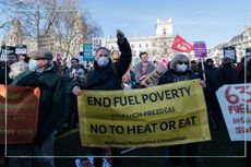 Protesters on Paliament Square holding a banner reading 'End fuel poverty' and 'No to heat or eat'