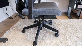 A side view of the Vari Task Chair's seat cushion