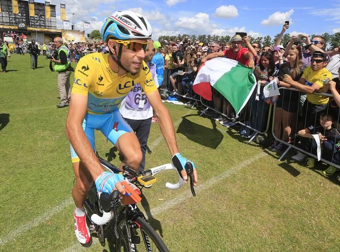 Vincenzo Nibali (Astana) heads to sign in
