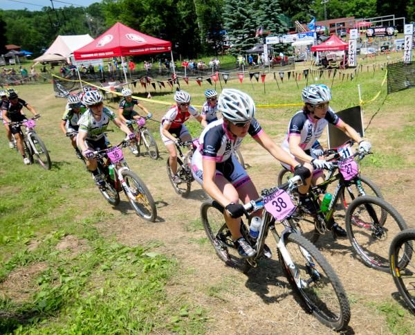 NoTubes teammates Kaila Hart and Nina Baum get off to a clean start