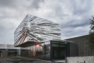 Exterior of the 2016 Lillehammer Art Museum extension by Snøhetta, reflecting its surroundings in its mirrored facade