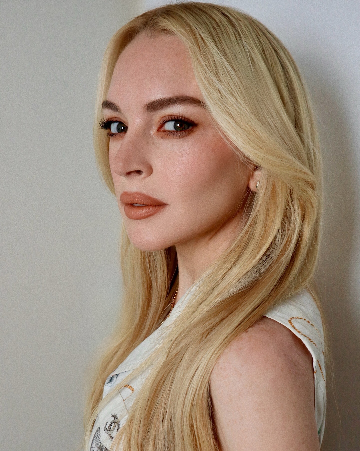 Lindsay Lohan wearing warm-toned eye shadow.