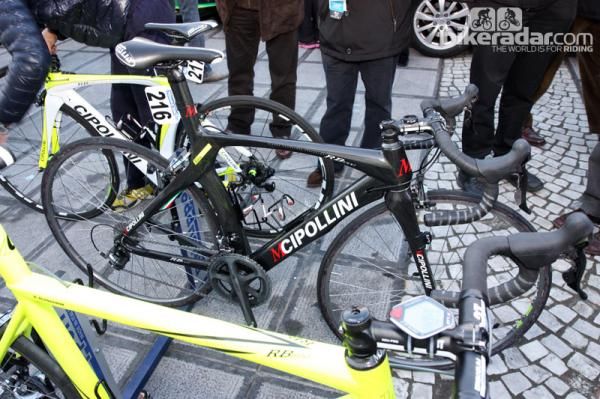 Farnese Vini-Selle Italia team bikes weren't all neon yellow. Several (including that of Filippo Pozzato) were a more sedate black.