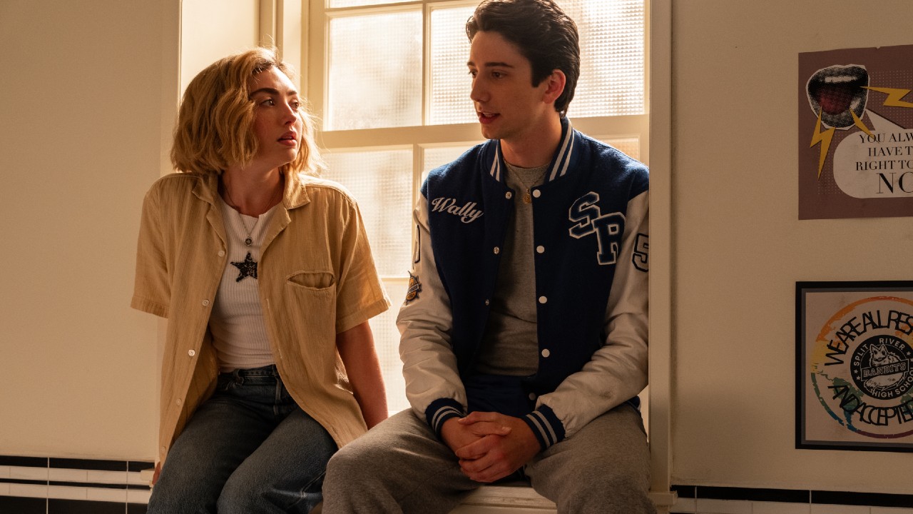 Milo Manheim y Peyton List hablan sobre el espíritu escolar.